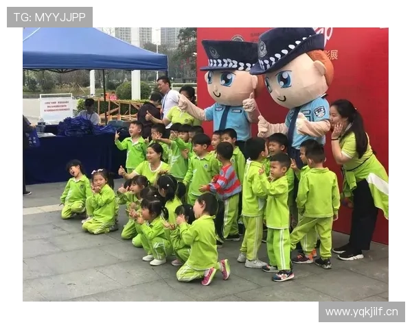 侯志慧举铁像超人，换衣那一瞬像进了精品店，这反差我顶不住